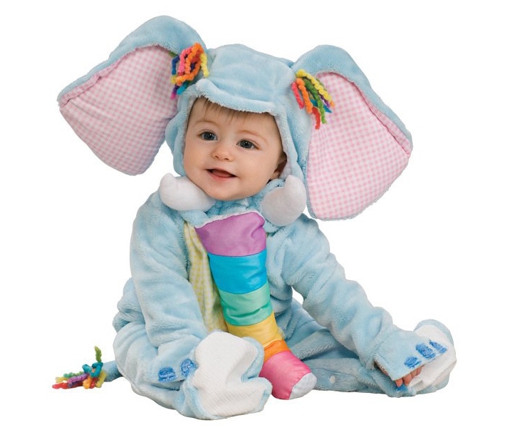 Малюк у костюмі слоненятка ніжно-блакитного кольору з різнокольоровим хоботком.  