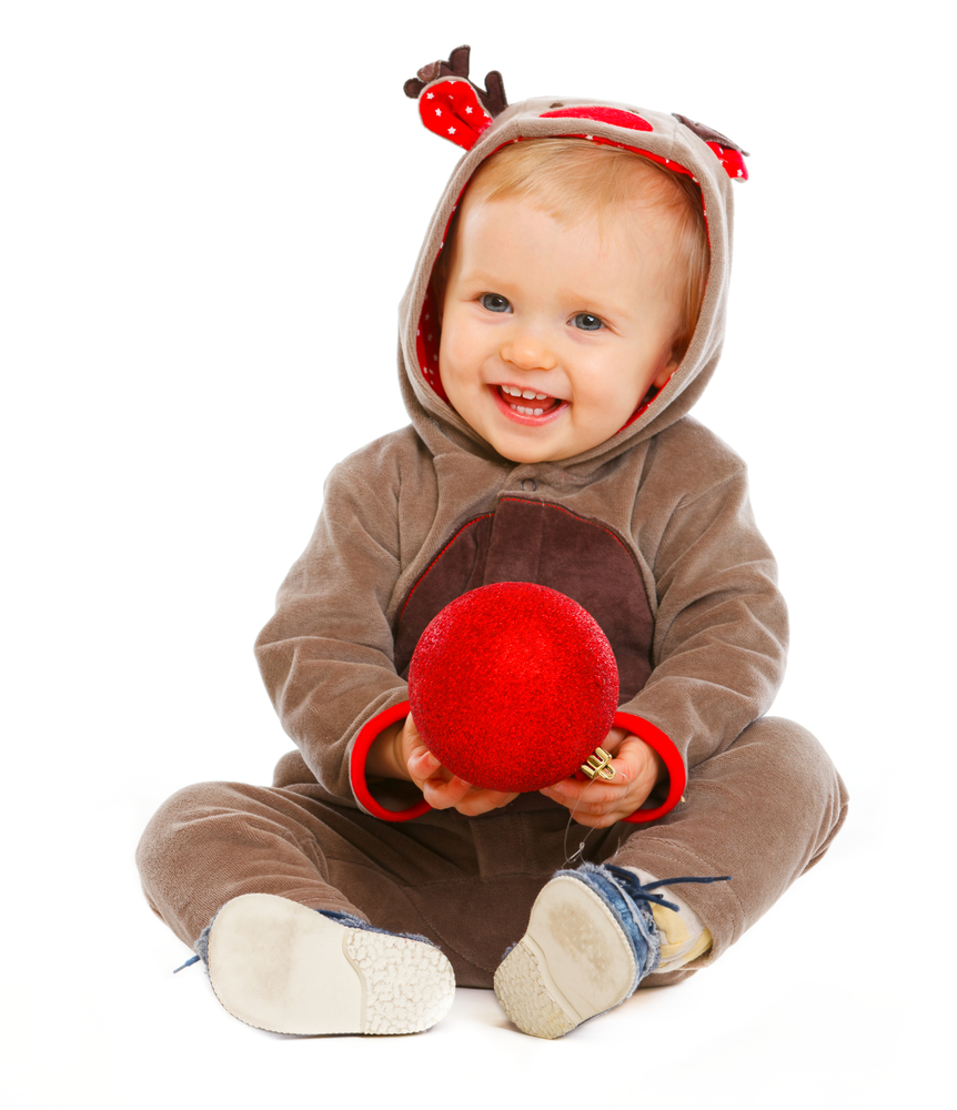 Малюк у костюмі-комбінезоні, що зображує оленятко: з вушками, маленькими ріжками та червоним носом на каптурі 