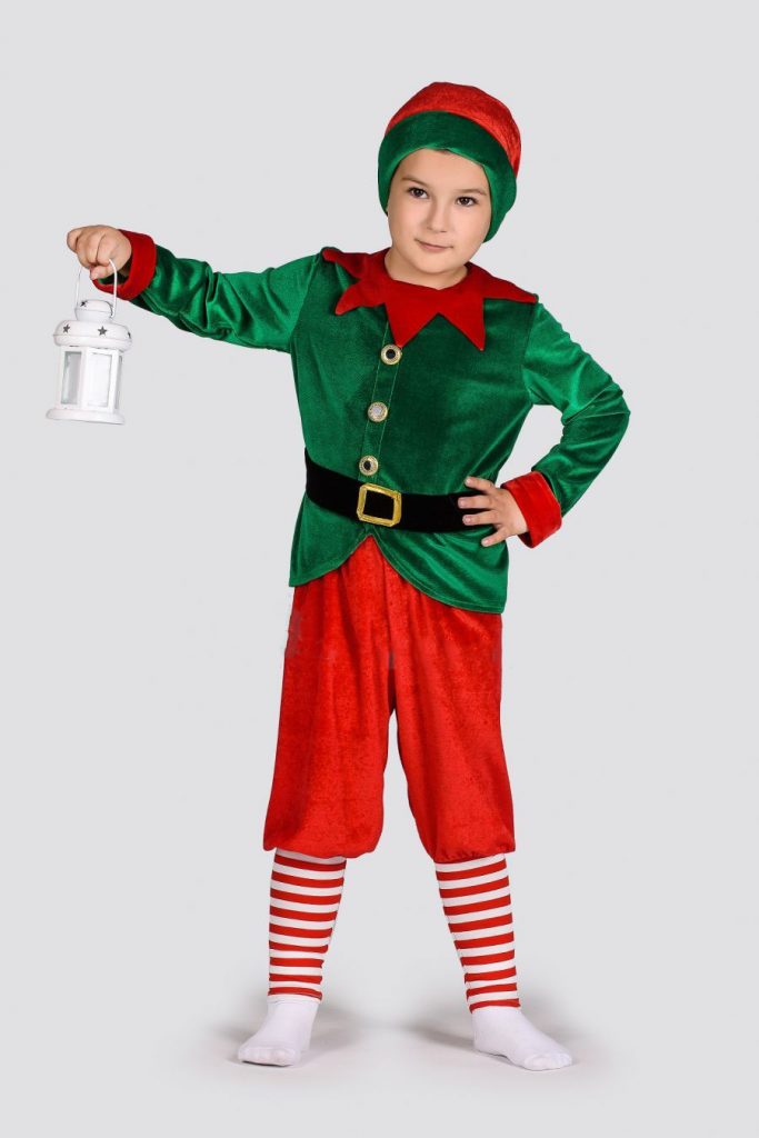 Костюм ельфа Санта Клауса: короткі червоні штанці, смугасті гетри, короткий оксамитовий каптанчик зеленого кольору з широким поясом та золотою пряжкою, на голові – ковпак, у руці – ліхтарик 