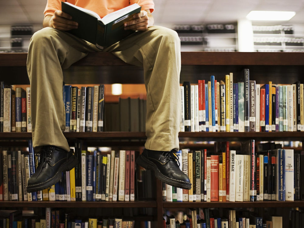 Парень читает книгу
