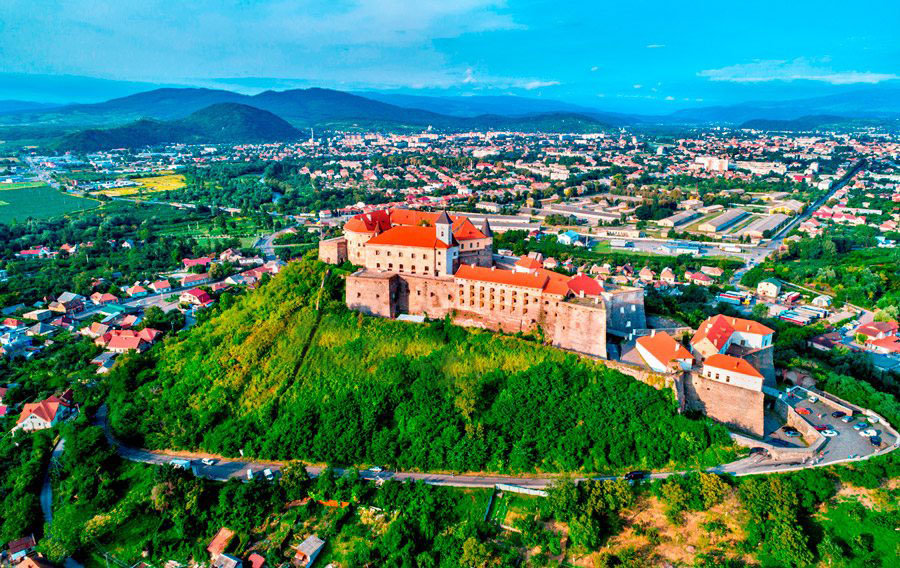 Великолепный замок Паланок (140 км от Славского) 