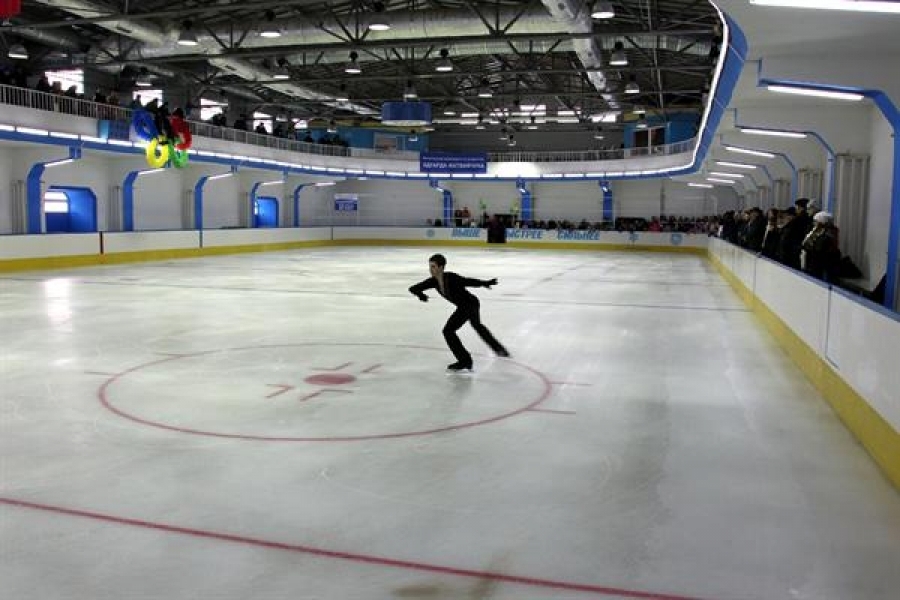 Мальчик-фигурист на льду 