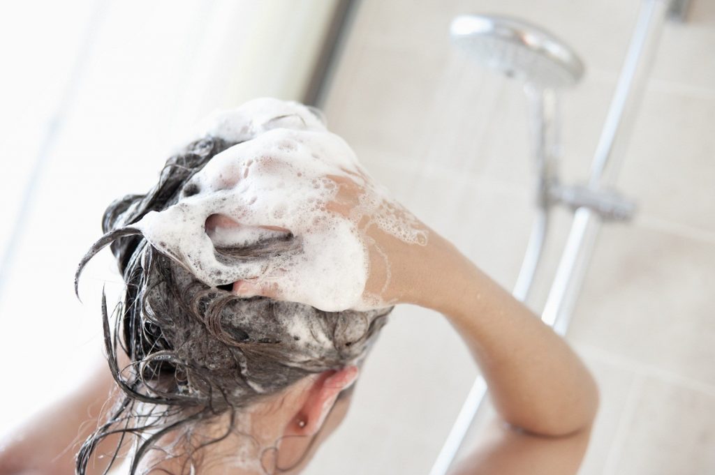 Процесс мытья головы
