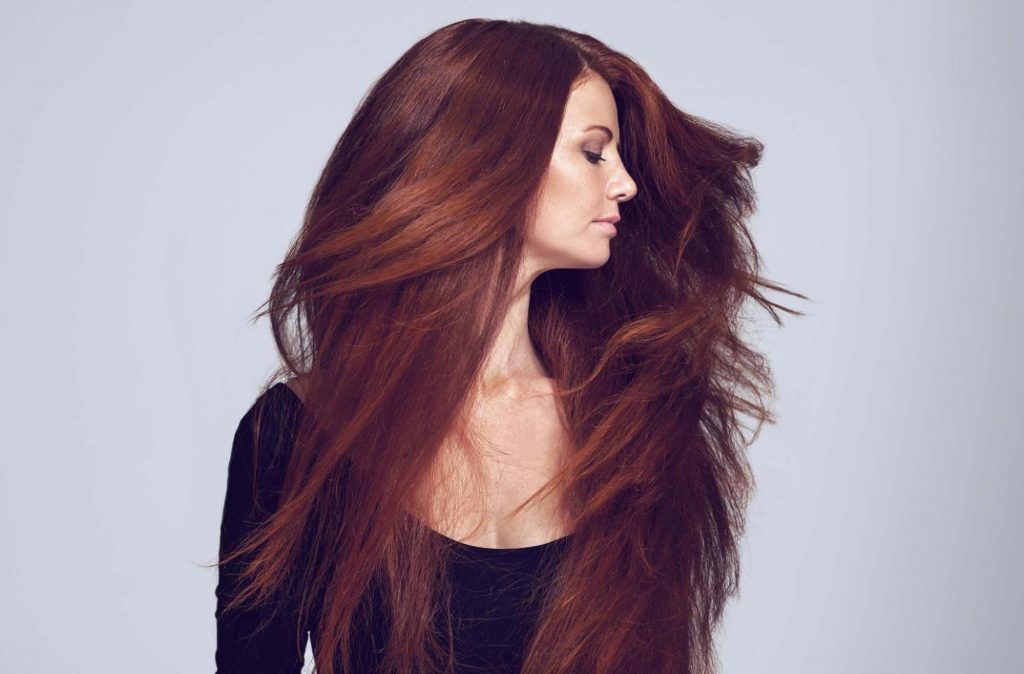 Девушка с длинными крашеными рыжими волосами