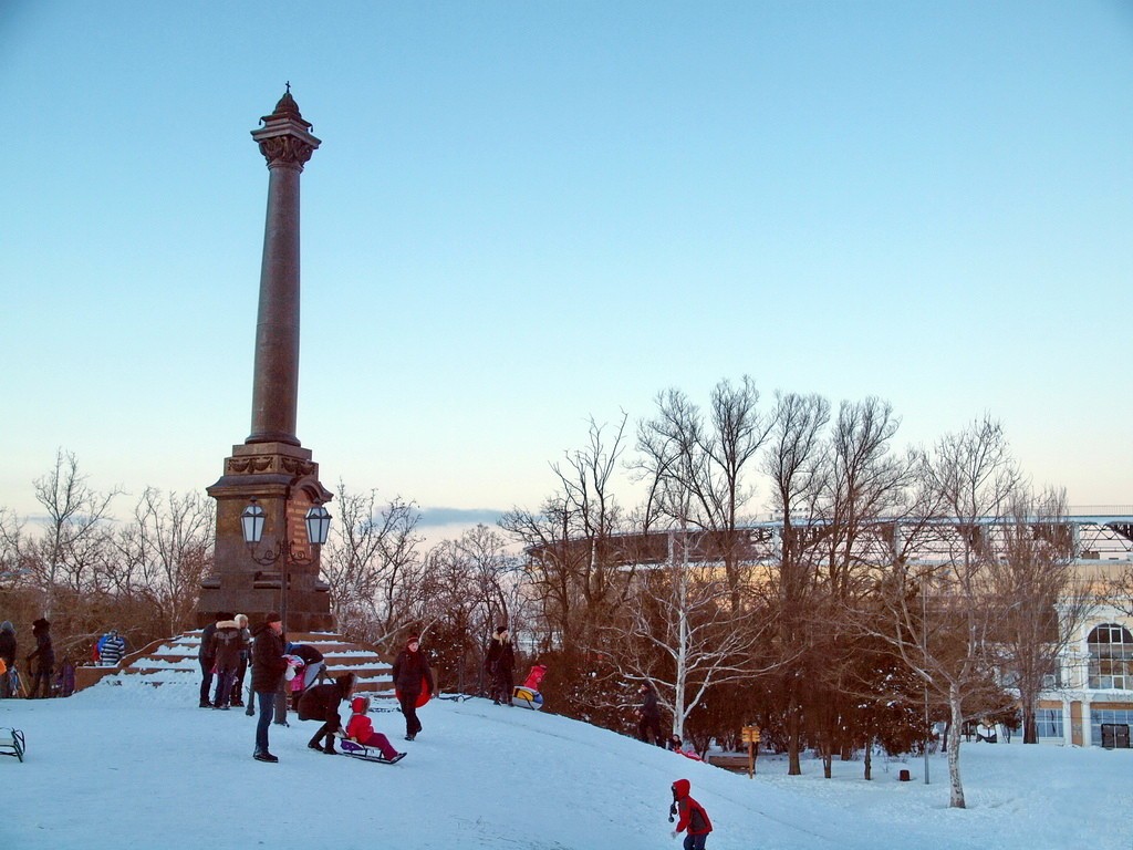 Вид на Александровскую колонну зимой
