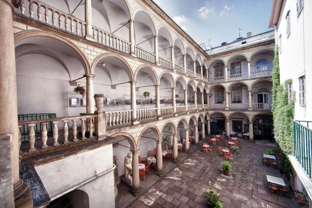 Італійський дворик – романтичне місце для прогулянки