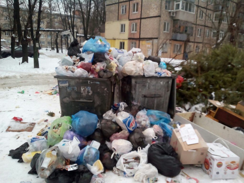 Когда сбор мусора превращается в мини-свалку у дома