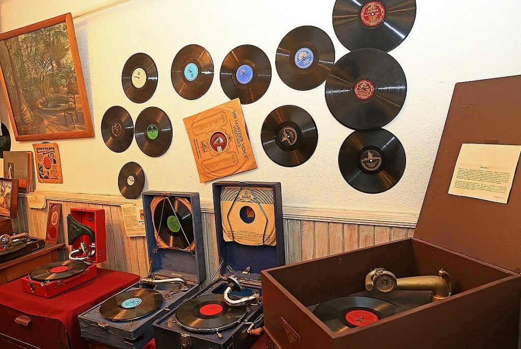 Часть уникальной коллекции одесского Музея звука. 