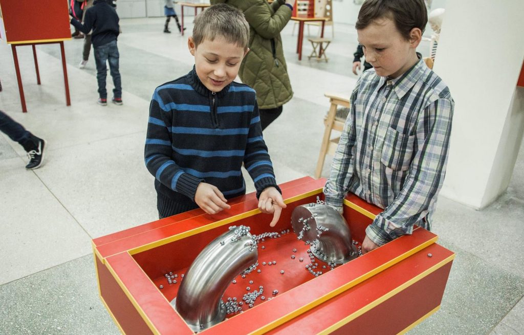 Діти вивчають фізику у музеї «Еврика»