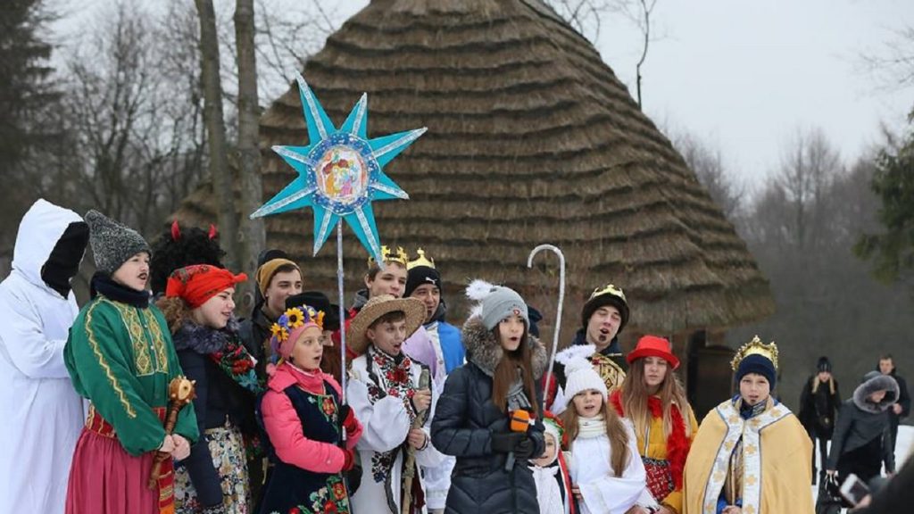 Веселые и яркие колядники на празднике «Свято Пампуха» в скансене. 