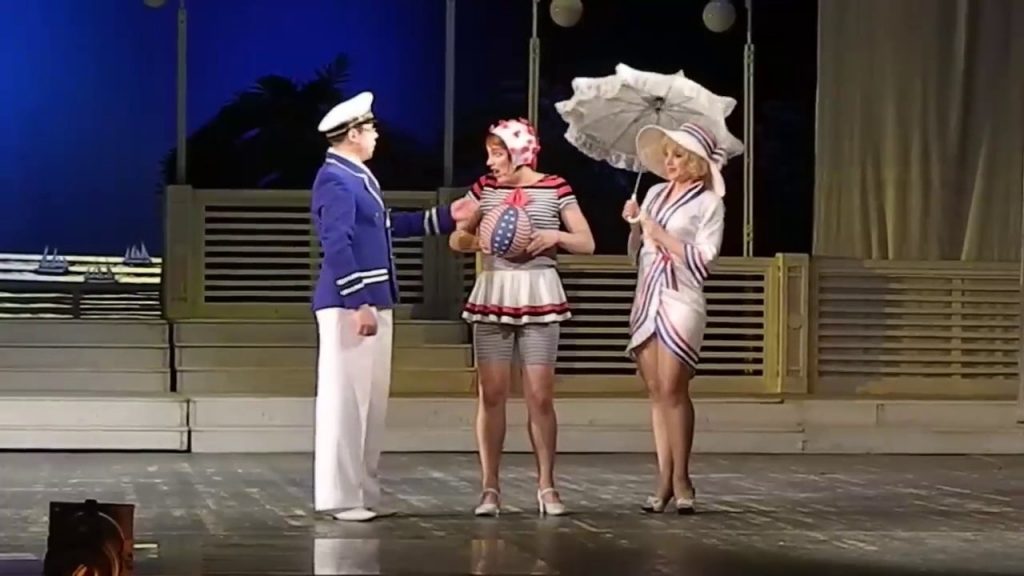 Мюзикл «В джазе только девушки» на сцене одесского Театра музкомедии. 