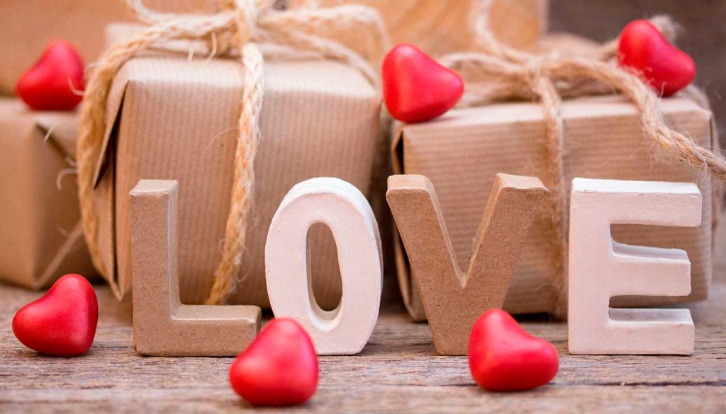 Английские буквы из крафтового материала составляют слово LOVE