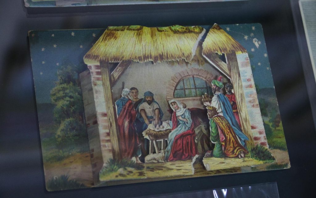Одна з старовинних різдвяних листівок з експозиції.