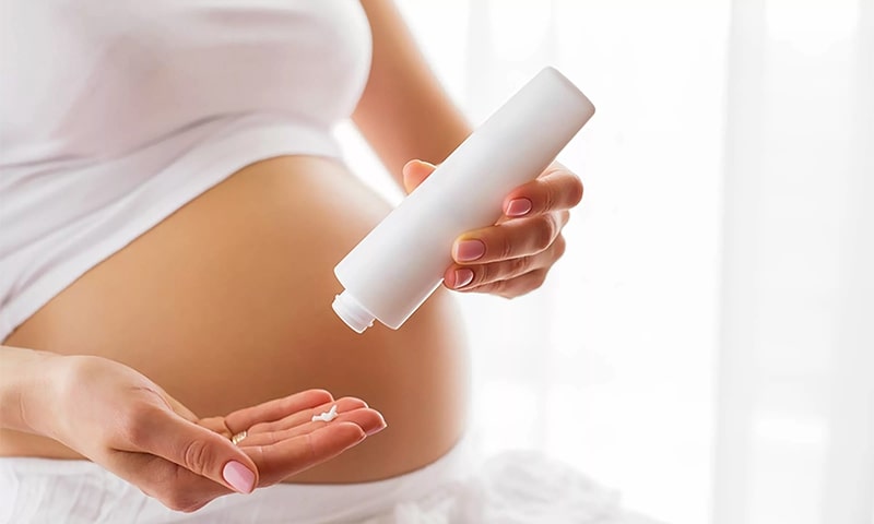 При беременности нужно обращать внимание на компонентный состав косметических средств 