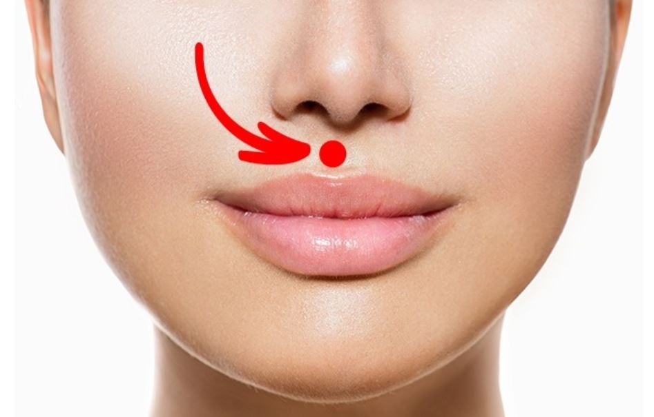 Самомасаж точки між носом і верхньою губою