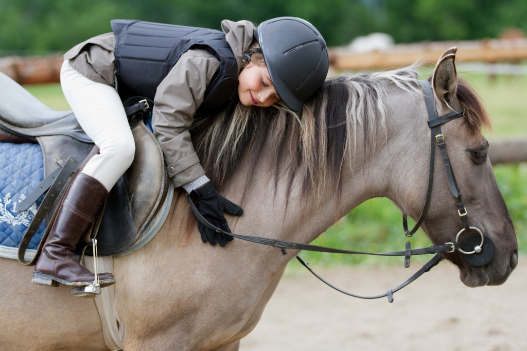 Для детей общение с лошадьми – не только веселое развлечение, но и что-то вроде сеанса психотерапии