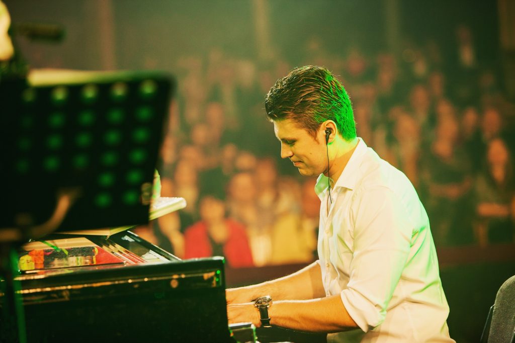 Євген Хмара – молодий виконавець, але вже встиг прославитися майстерною грою на фортепіано 