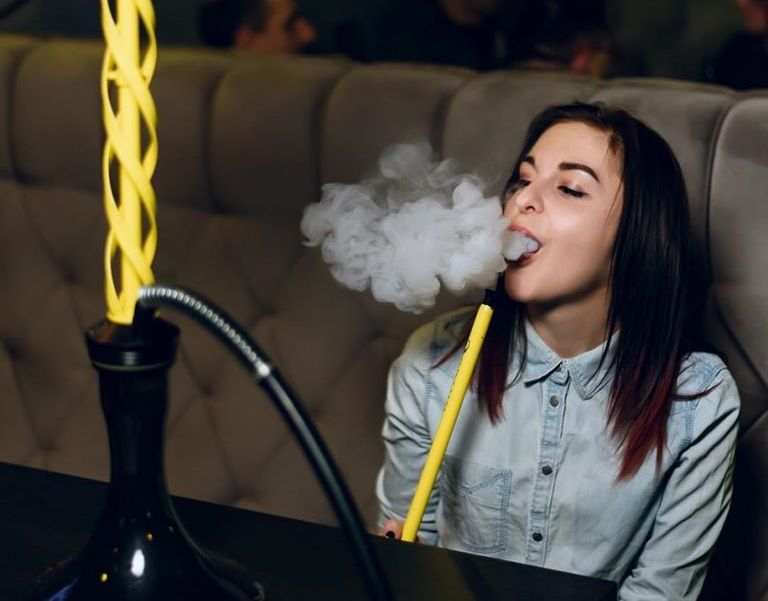 Дівчина курить кальян у лаунж-кафе Трава