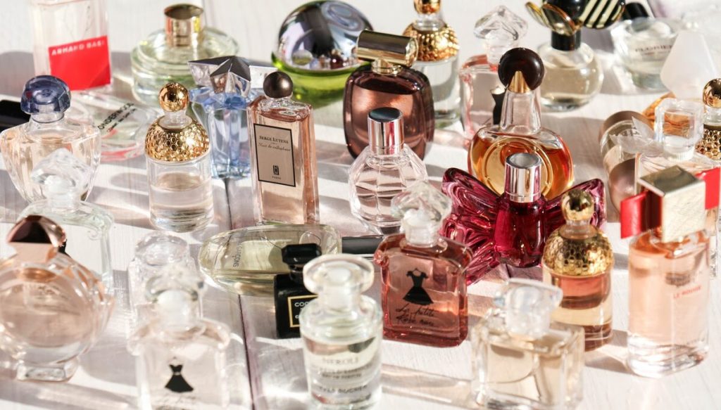 Різноманітні флакони з парфумами
