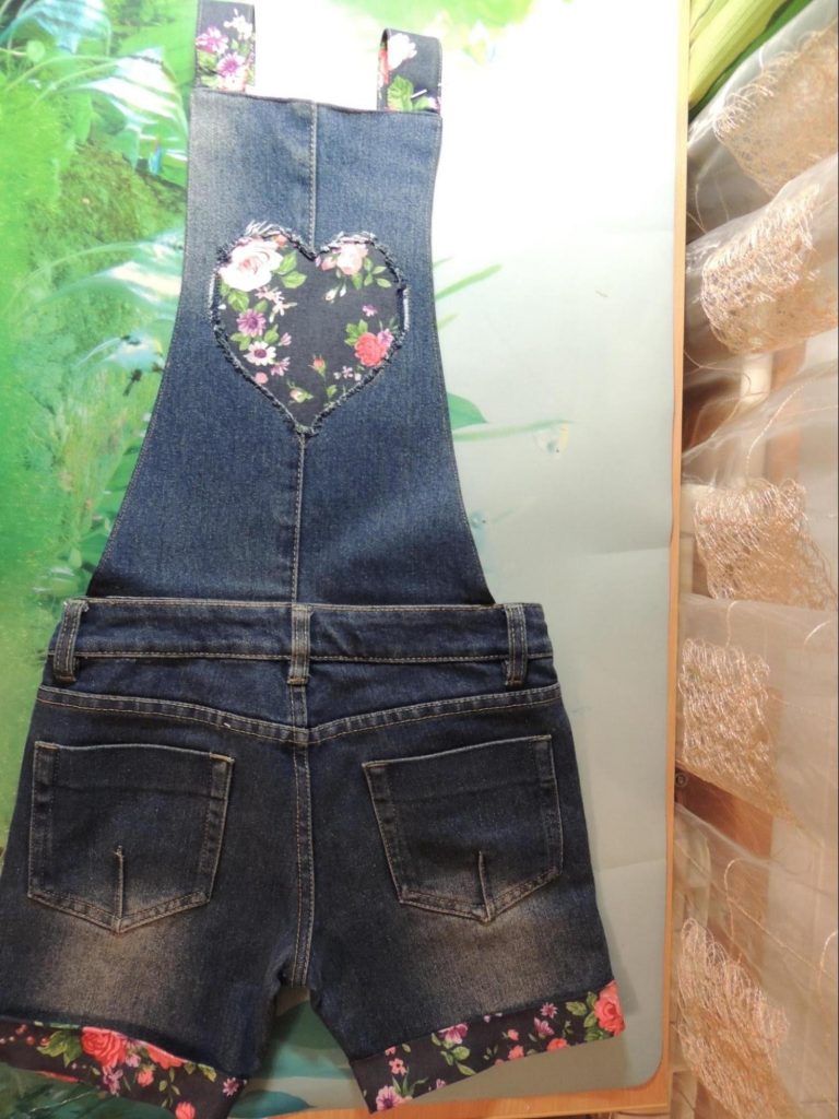 Обычная джинсовая ткань заиграет в новой вещи по-другому, если оттенить ее узорчатой тканью в цветочек