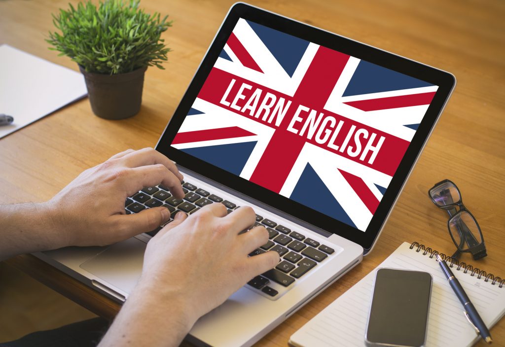 Підготовка до англійських тестів з ноутбуком, на екрані якого британський прапор