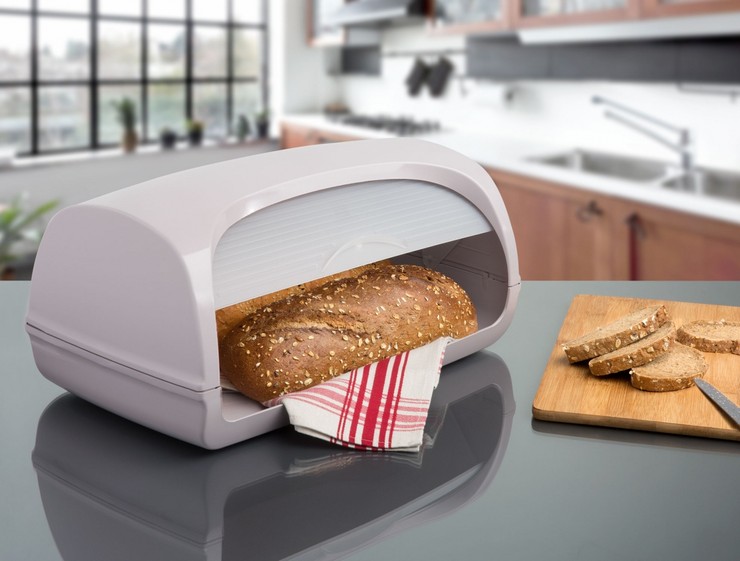 Храните хлеб в хлебнице, а не полиэтиленовой упаковке