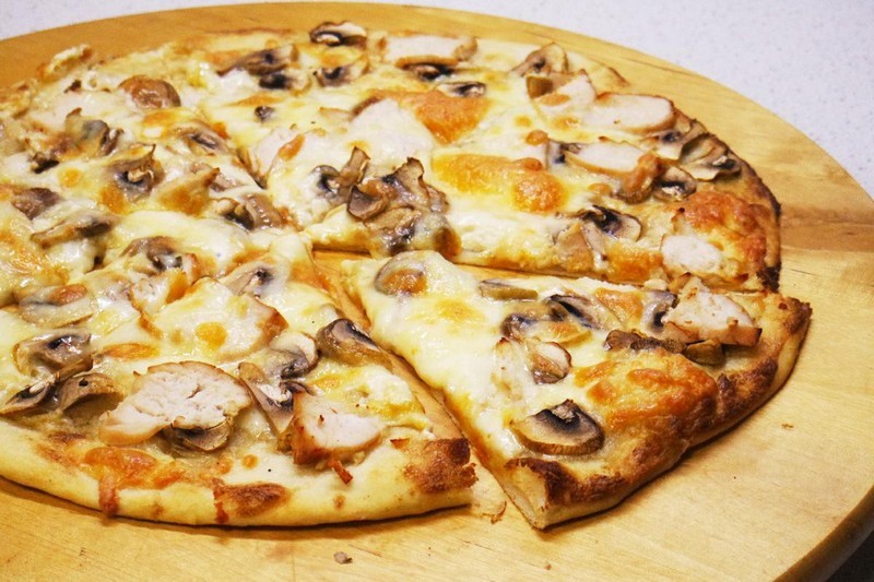 Піца з куркою та грибами