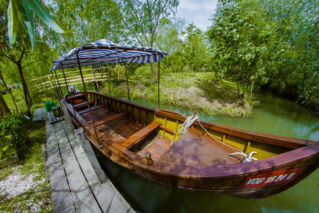 Почти тропическая прогулка на лодке по каналам Вилково