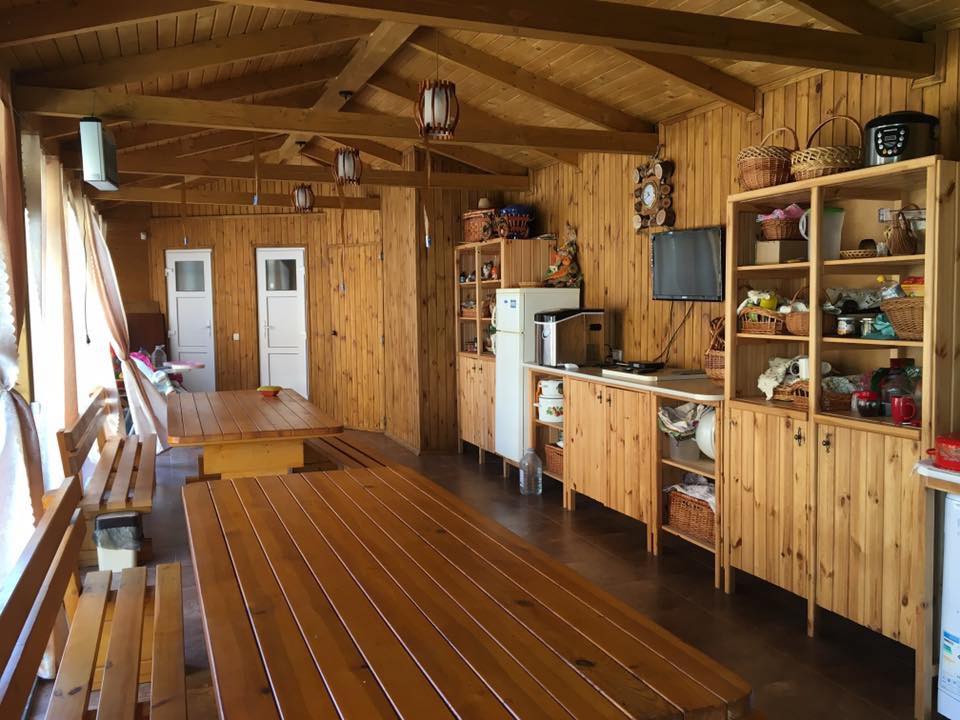 Кухня в коттедже на море «Villa Leo»