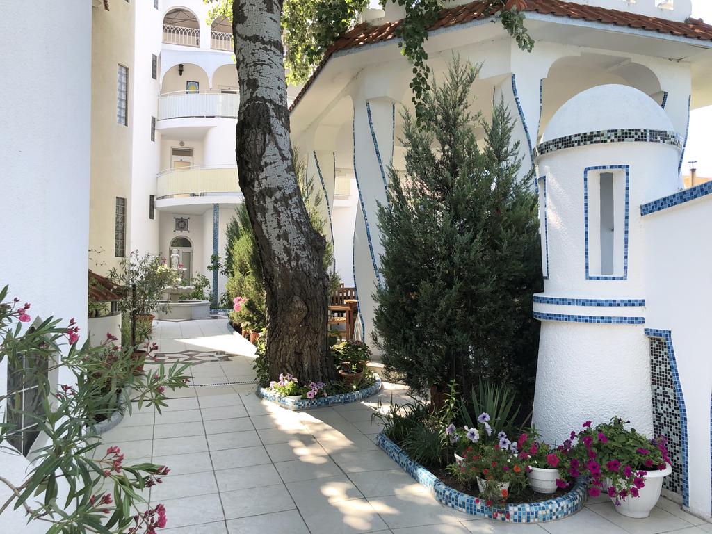 Дворик в «Villa Casablanca», Затока