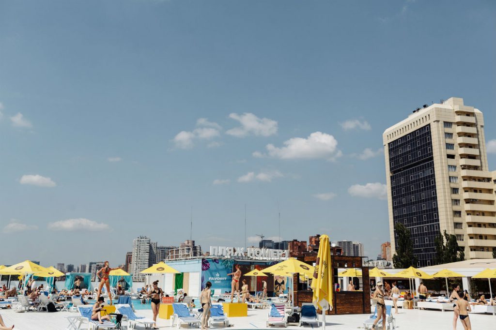 «City Beach Club» – пляж номер 1 в Киеве, где можно позагорать и искупаться в бассейне