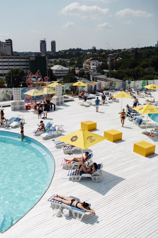 «City Beach Club»: отдых у бассейна на крыше