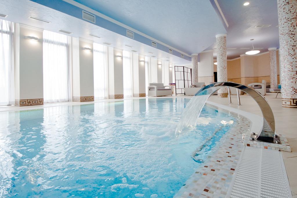 Крытый бассейн в загородном комплексе «City Holiday Resort Spa»