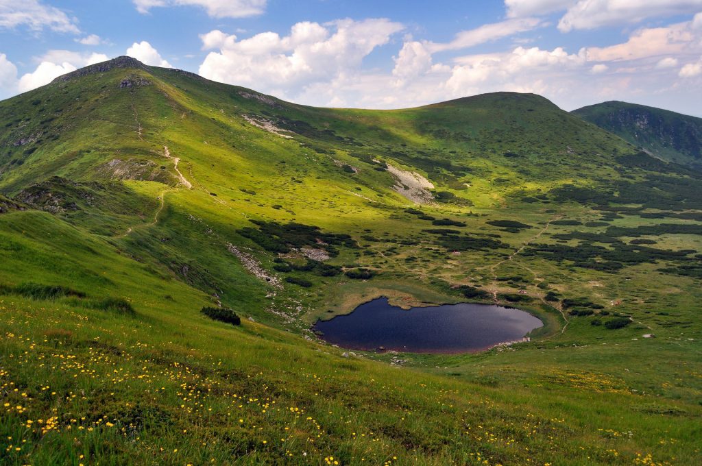 Озеро захищене від вітру пагорбами