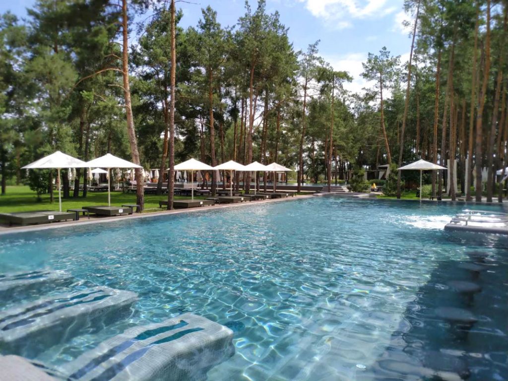 Отдых с бассейном в «Sobi Club» за городом