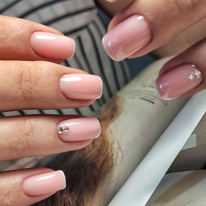 Нюдовый френч на короткие ногти для невесты