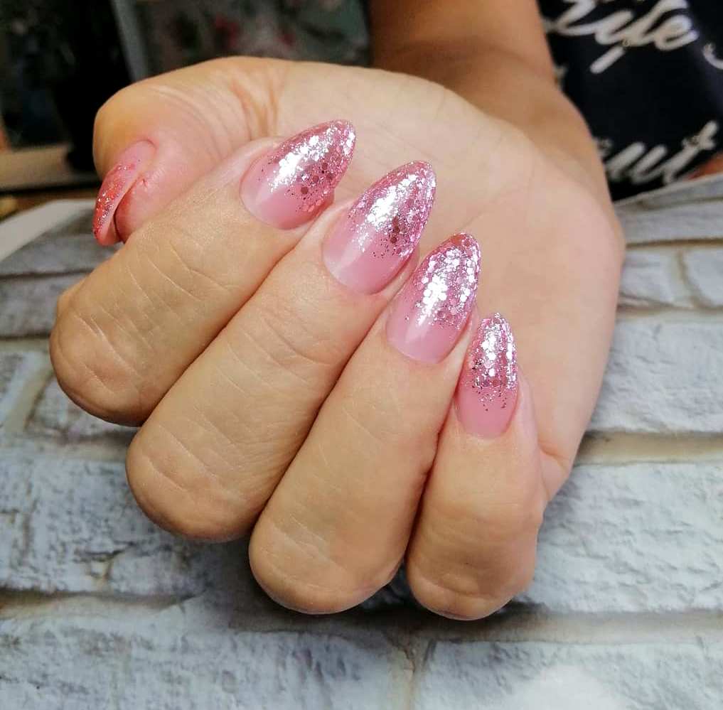 розовый маникюр с блестками