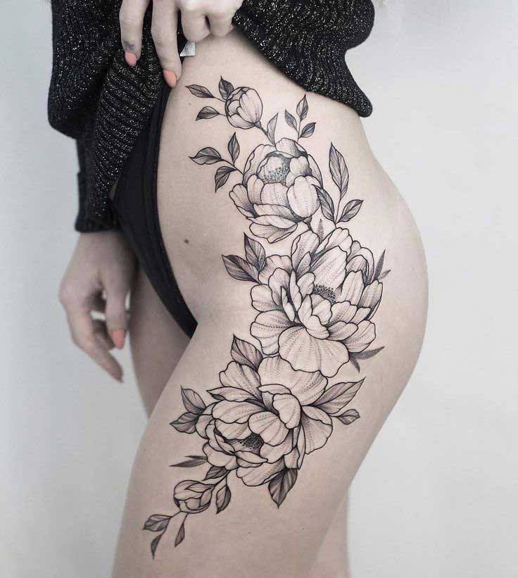 Женская татуировка в стиле Випшейдинг на бедре