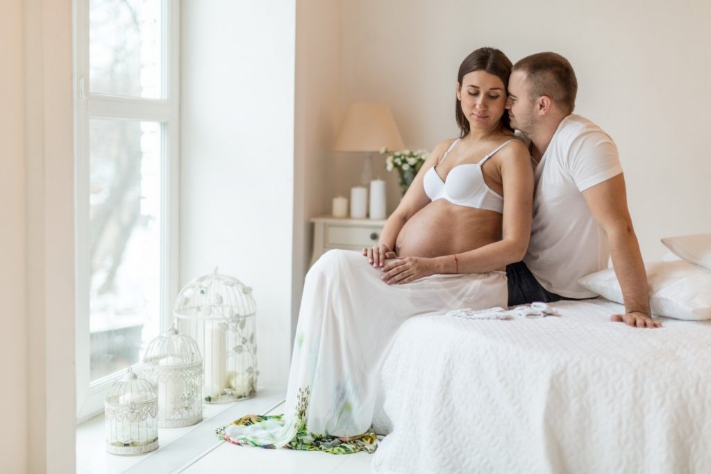 Позы для фотосессии беременности с мужем в студии