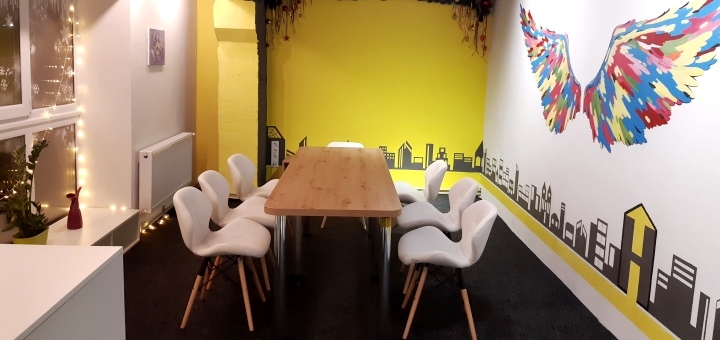 Зал антікафе «Yellow Hall»