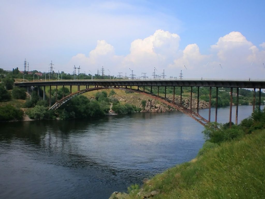 Мост с видом на крутые Днепровские пороги и Хортицу