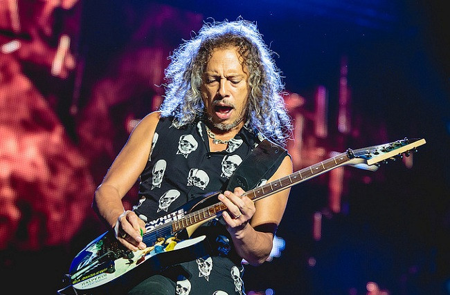 Кирк Хэммет на концерте группы Metallica в 2015 году