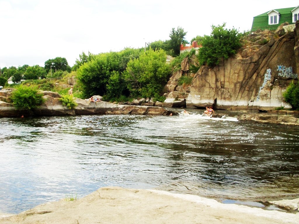 Річка, камені і невеликий шматочок цивілізації – ідеально для відпочинку на двох