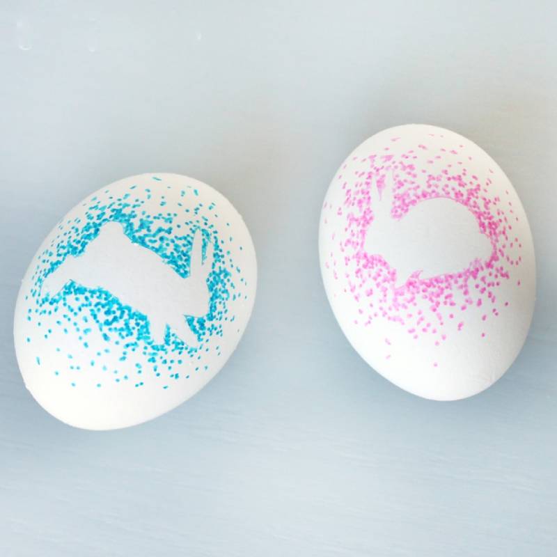 Рисунок на пасхальных яйцах с помощью фломастеров