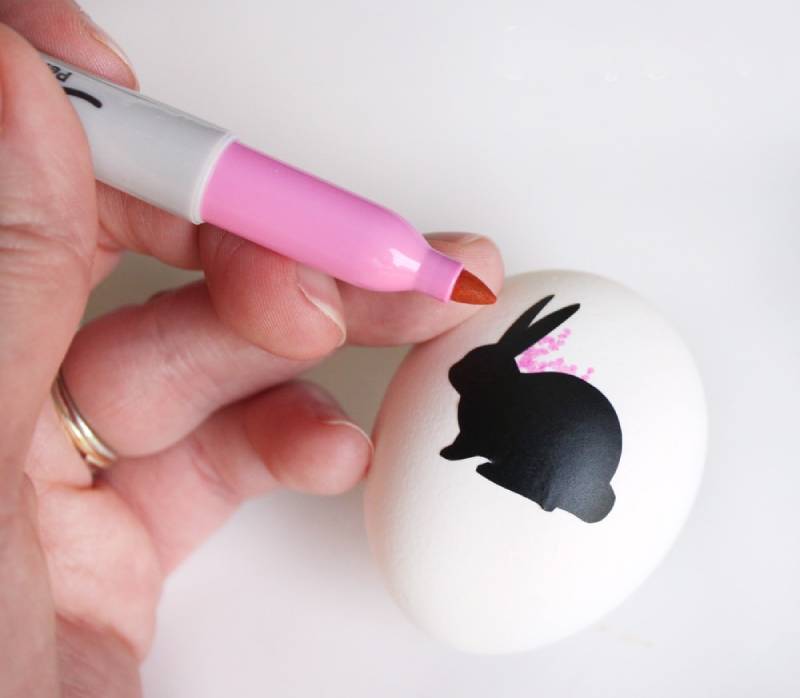 Украсить пасхальные яйца с помощью фломастеров