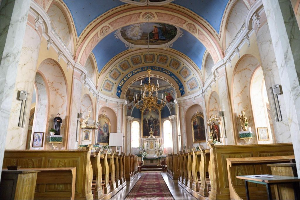 Внутри костел Святого Юрия не менее красив, чем снаружи