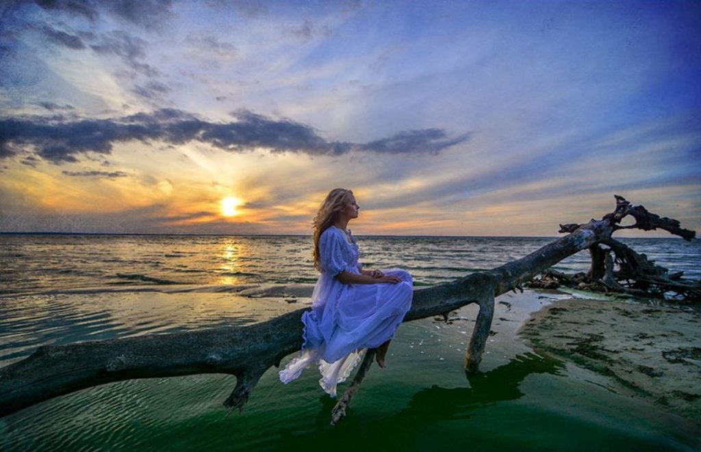 Фотосесія біля моря, недалеко від Києва: красивий захід