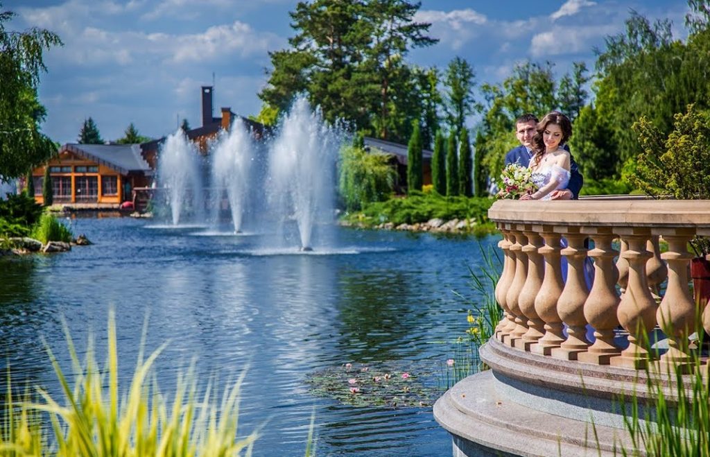 Парк Межигір'я – красиве місце для весільної фотосесії