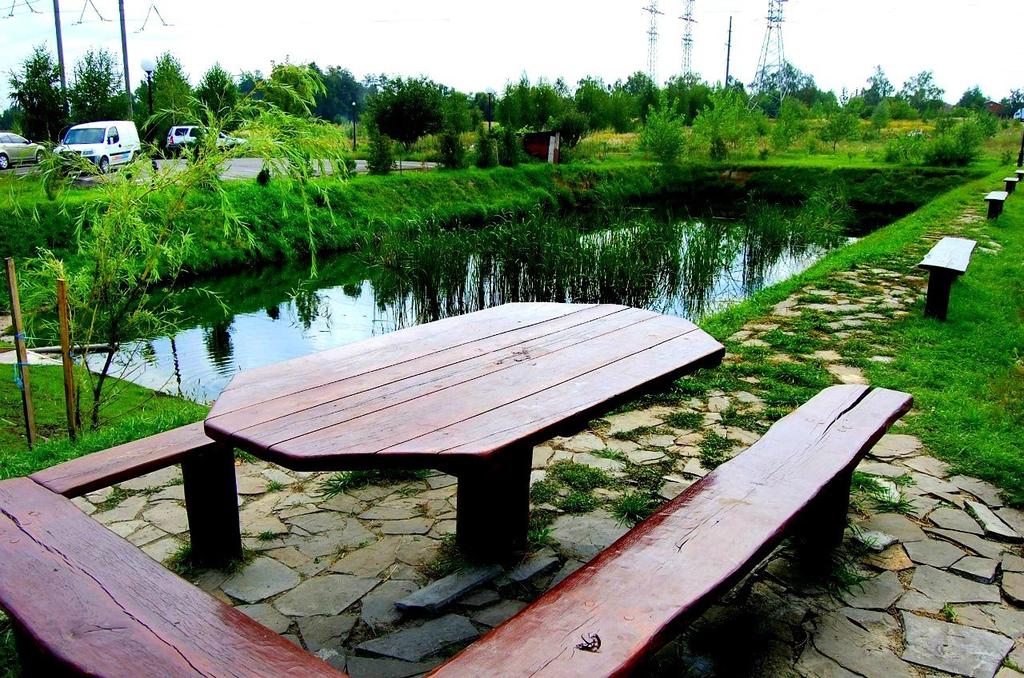 Відпочинок біля ставка в заміському комплексі «Вишеград»