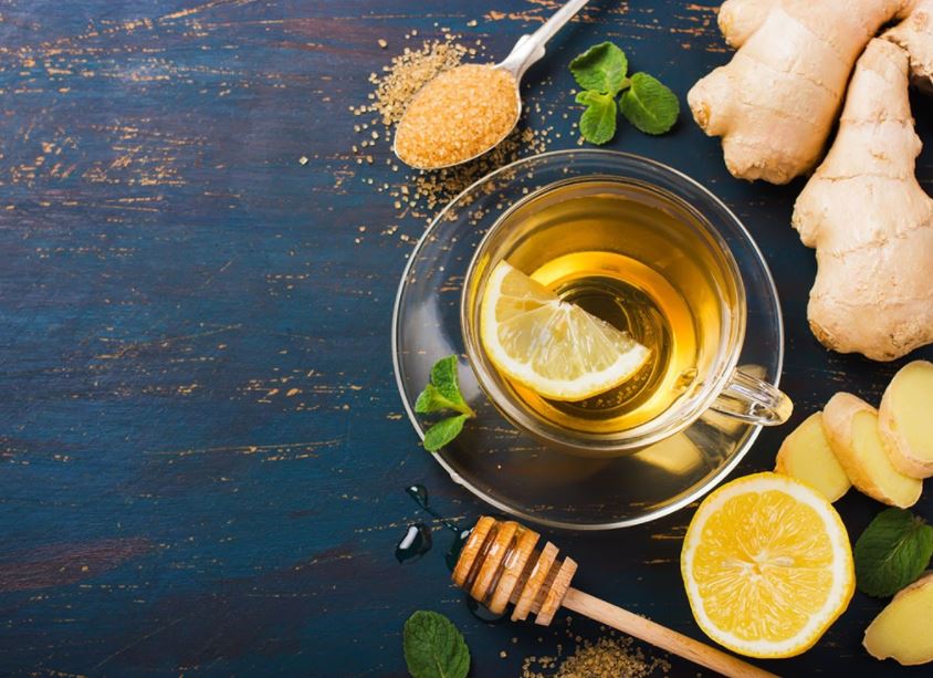 Трав'яний чай, доповнений лимоном і імбиром з крапелькою меду — ідеальний метод виведення токсинів
